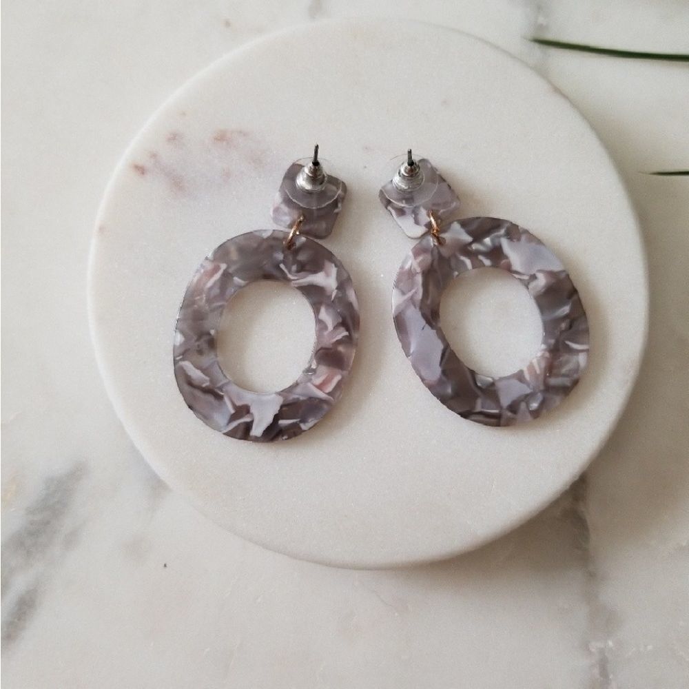 Gray resin earrings - Picture 4 of 4